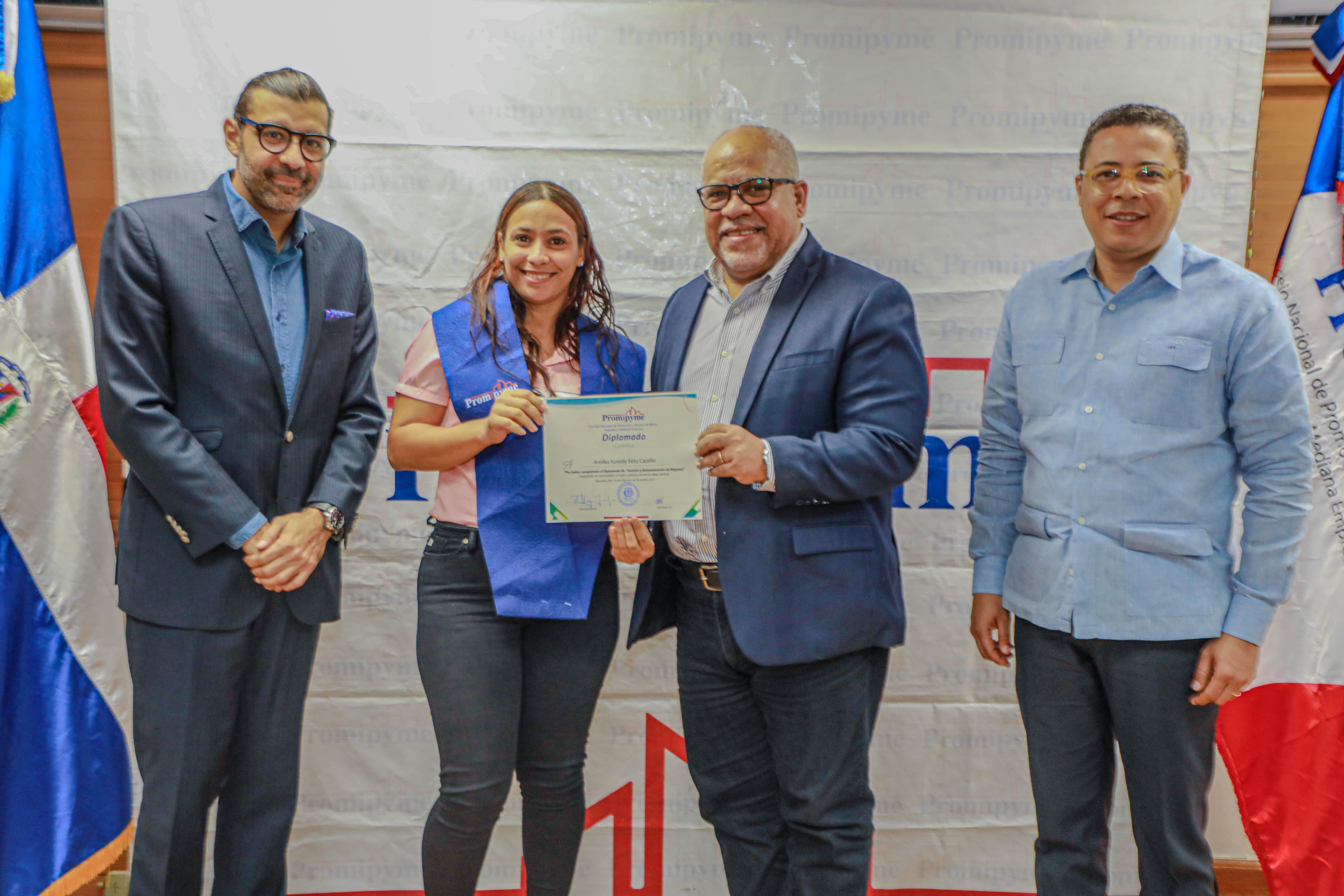 Promipyme entrega certificados diplomado a textileros